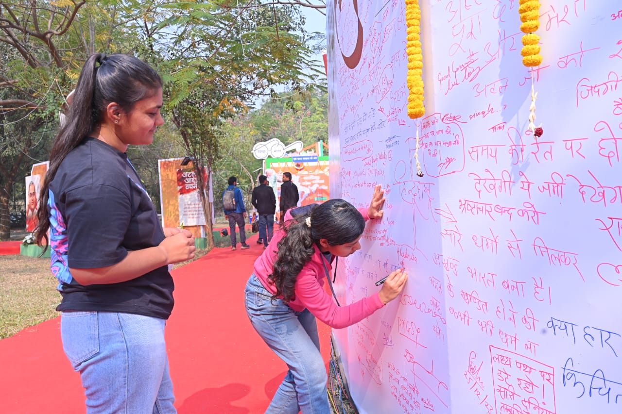 अटल जी से जुड़ी डाक्यूमेंट्री लुभा रही युवाओं को, नालंदा परिसर में बड़ी संख्या में युवा जुट रहे प्रदर्शनी देखने