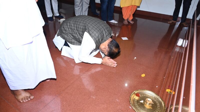 मुख्यमंत्री श्री विष्णुदेव साय ने ग्राम बनोरा के आश्रम पहुंचकर बाबा प्रियदर्शी राम जी का किया दर्शन, बाबा जी का लिया आशीर्वाद