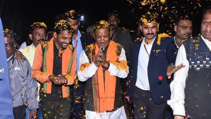 मुख्यमंत्री श्री विष्णु देव साय का वनवासी कल्याण आश्रम में भव्य स्वागत