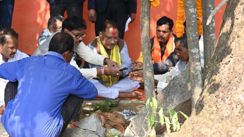 मुख्यमंत्री श्री विष्णु देव साय और उनकी धर्मपत्नी श्रीमती कौशल्या साय ने बंदरचुवा के पास तुर्री पहुंचकर कुल देवता का किया दर्शन