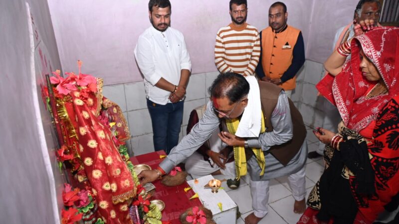 मुख्यमंत्री ने भगवान शिव और बजरंगबली का विधि विधान से पूजा अर्चना कर प्रदेशवासियों के सुख समृद्धि और खुशहाली की कामना की