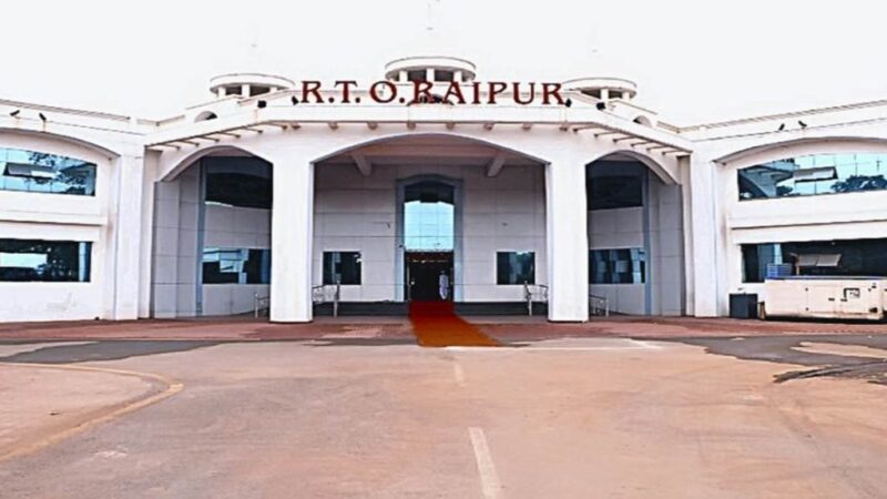 छत्तीसगढ़ हाईकोर्ट ने बाबुओं की मनमानी पर रायपुर के क्षेत्रीय परिवहन अधिकारी को जमकर फटकार लगाई है