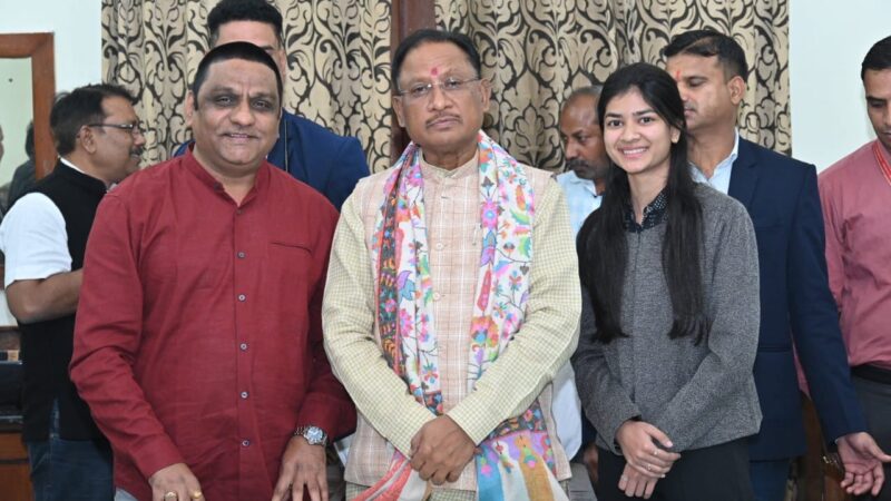 मुख्यमंत्री श्री विष्णुदेव साय से कार्टूनिस्ट श्री  शर्मा ने की सौजन्य मुलाकात