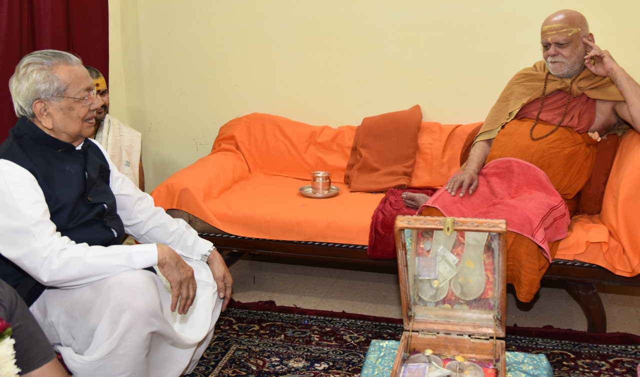 राज्यपाल श्री हरिचंदन ने जगद्गुरू श्री शंकराचार्य से लिया आशीर्वाद