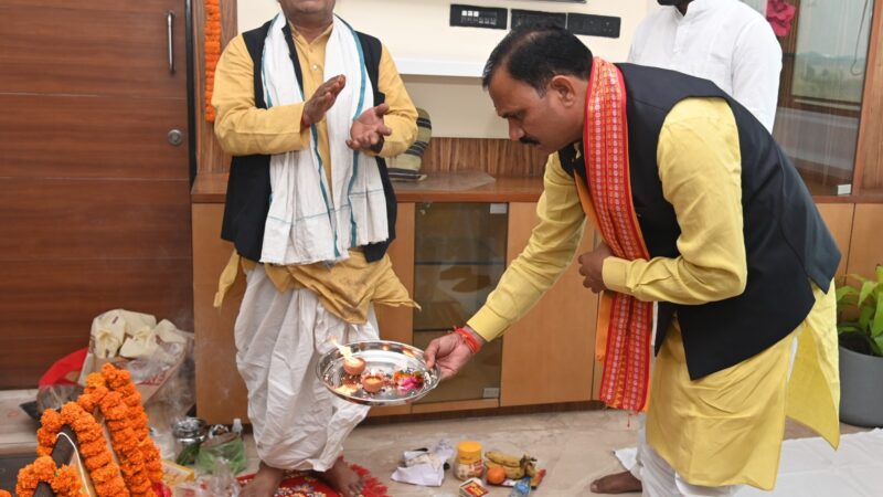 नव वर्ष के पहले दिन स्वास्थ्य एवं परिवार कल्याण मंत्री श्री जायसवाल ने ग्रहण किया कार्यभार