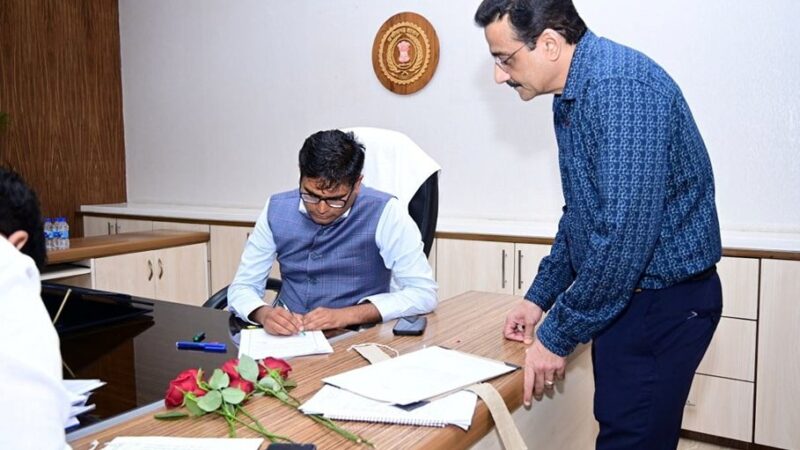 नववर्ष के पहले दिन मंत्री श्री ओ.पी. चौधरी ने किया कार्यभार ग्रहण