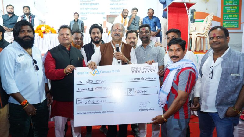 शिक्षा एवं संस्कृति मंत्री श्री बृजमोहन अग्रवाल शामिल हुए विकसित भारत संकल्प यात्रा शिविर में, शिविर में बांटे व्हील चेयर, श्रवण यंत्र, राशन कार्ड