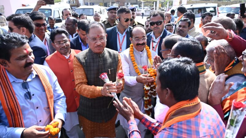 मुख्यमंत्री के प्रथम बस्तर आगमन पर बस्तरवासियों ने चौक-चौराहों में पारम्परिक लोक नृत्यों और पुष्प वर्षा सहित शंखनाद से किया आत्मीय स्वागत