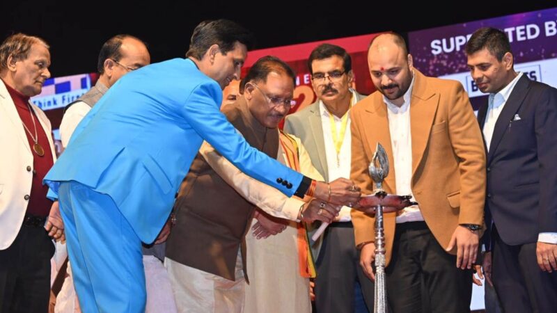 मशहूर कवि कुमार विश्वास, पद्मश्री डॉ. सुरेंद्र दुबे सहित मंचस्थ सभी कवियों ने दर्शकों को बांधे रखा