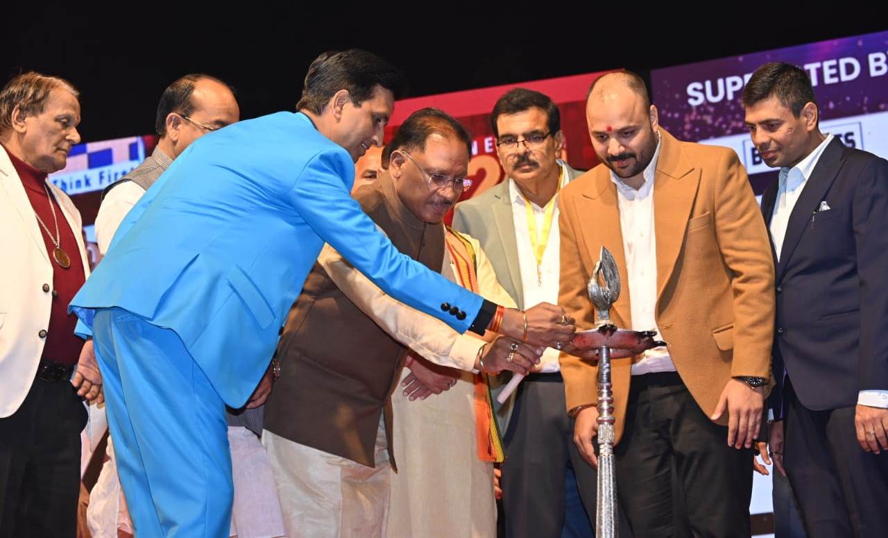 मशहूर कवि कुमार विश्वास, पद्मश्री डॉ. सुरेंद्र दुबे सहित मंचस्थ सभी कवियों ने दर्शकों को बांधे रखा