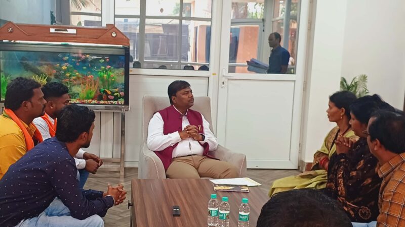 क्षेत्र के विकास के लिए रखी विभिन्न मांग: मंत्री श्री कश्यप ने जल्द पूरा करने का दिया आश्वासन