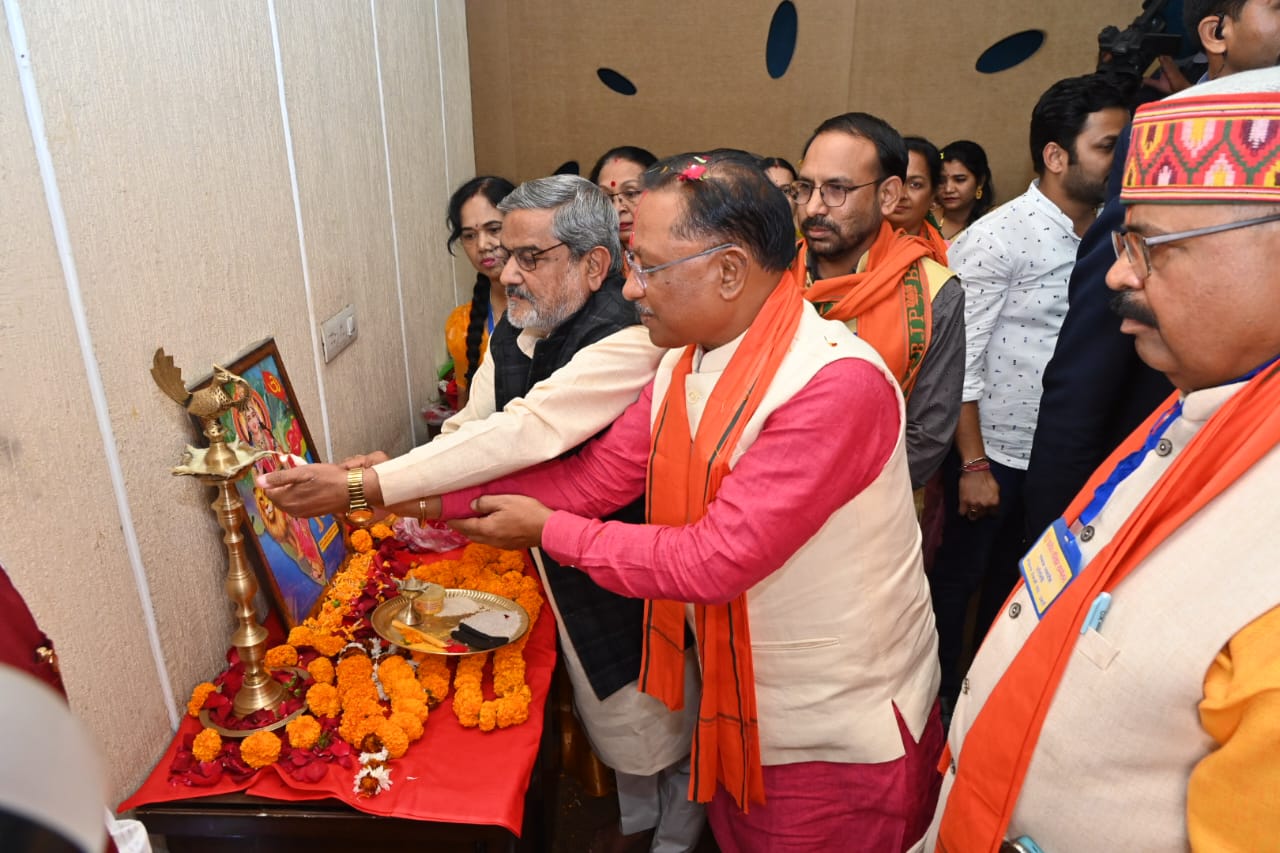 मुख्यमंत्री श्री विष्णु देव साय लोकतंत्र सेनानी संघ के प्रांतीय परिवार सम्मेलन एवं सम्मान समारोह में हुए शामिल