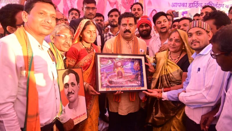 उपमुख्यमंत्री के प्रथम खड़ौदा खुर्द आगमन पर ग्रामवासियों ने भगवान शिव जी और पंडित श्यामा प्रसाद मुखर्जी की फोटोफ्रेम भेंट की