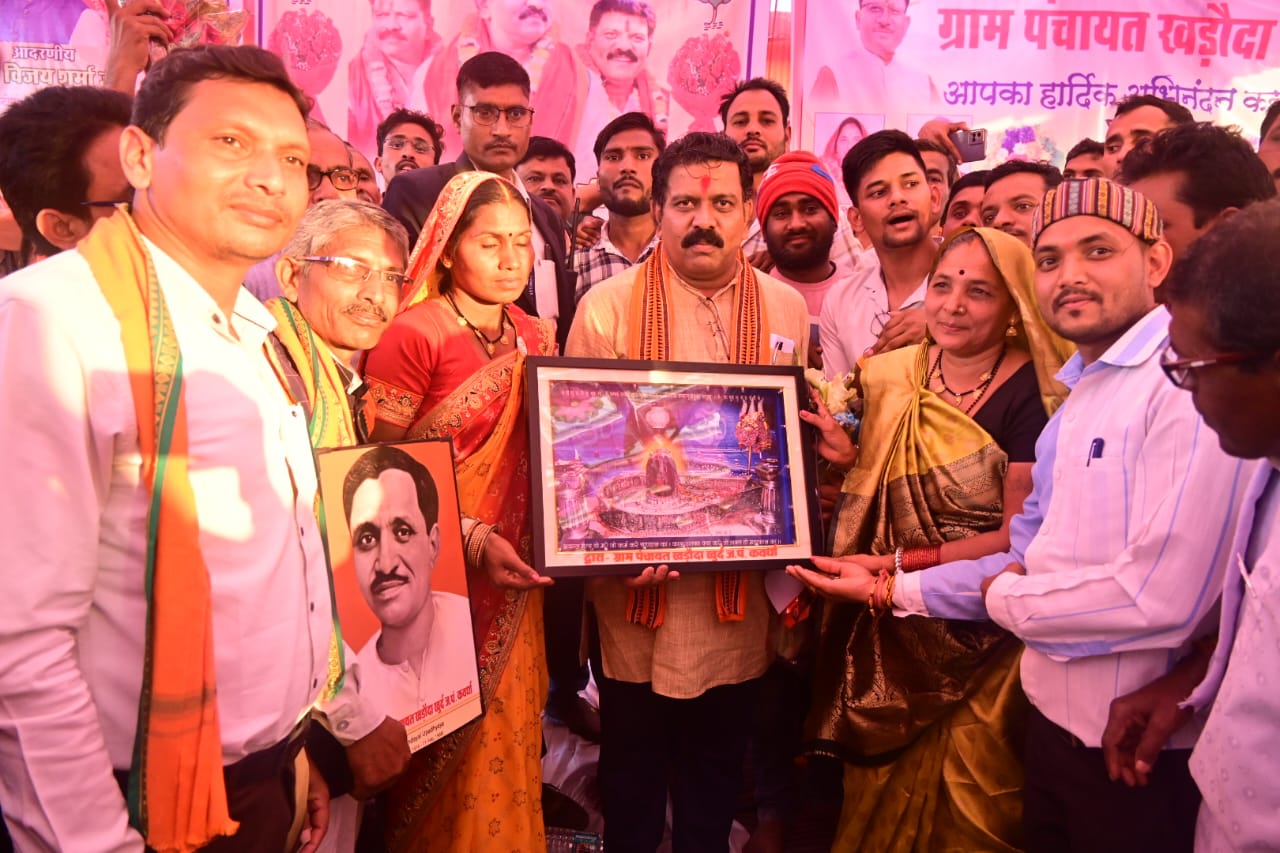 उपमुख्यमंत्री के प्रथम खड़ौदा खुर्द आगमन पर ग्रामवासियों ने भगवान शिव जी और पंडित श्यामा प्रसाद मुखर्जी की फोटोफ्रेम भेंट की