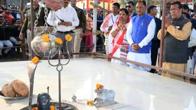 मुख्यमंत्री श्री साय ने नारियल, पान, सुपारी अर्पित कर प्रदेशवासियों के सुख-समृद्धि और खुशहाली की कामना की