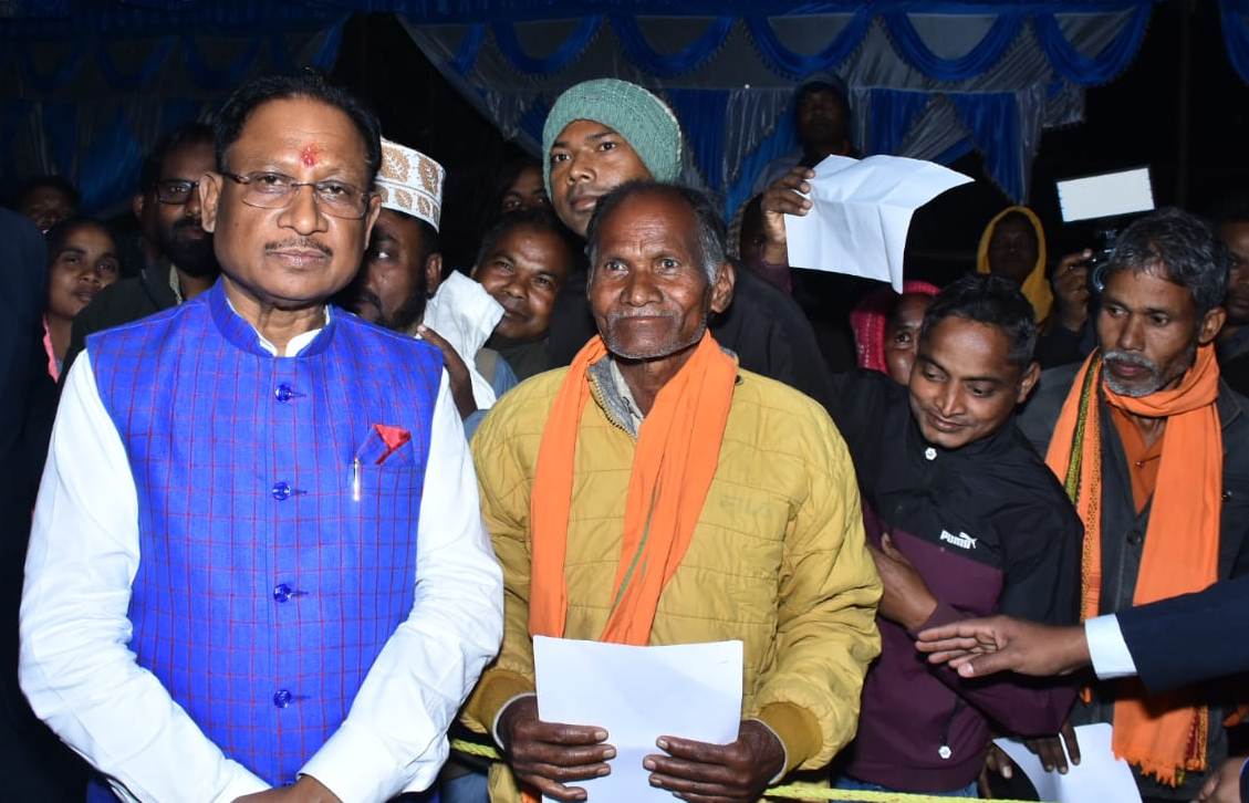 मुख्यमंत्री श्री विष्णु देव साय ने अपने गांव बगिया में लोगों से की भेंट-मुलाकात