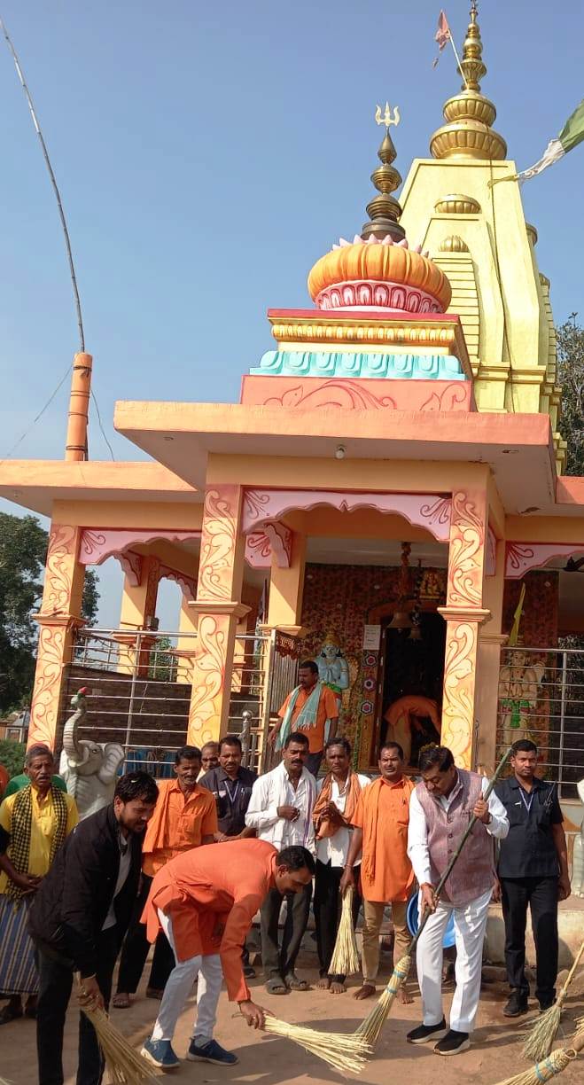 खाद्य मंत्री श्री बघेल ने मोहतारा गांव के राम मंदिर परिसर की साफ सफाई की