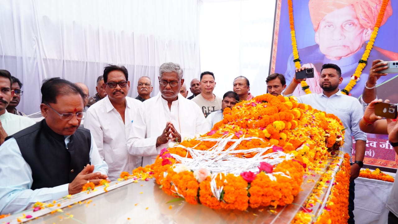 मुख्यमंत्री ने स्वर्गीय श्री कुमार लक्ष्मी नारायण देव को दी श्रद्धांजलि