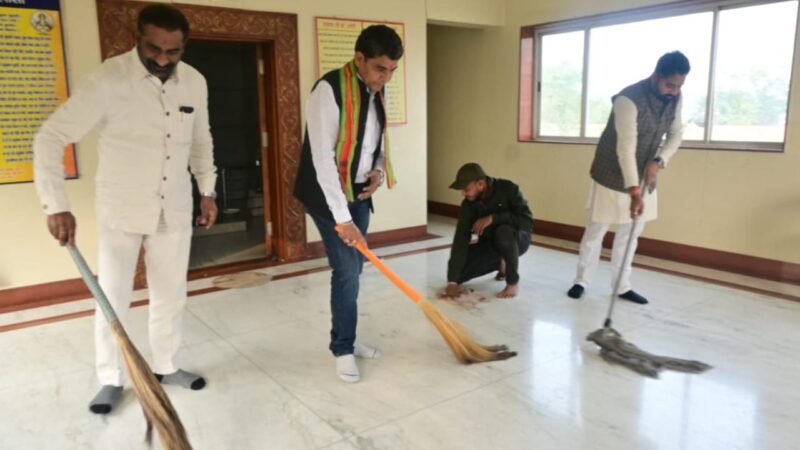 मंत्री श्री टंकराम वर्मा ने अम्लेश्वर महादेव वाटिका के मंदिर प्रांगण में झाड़ू लगाकर लोगों को सफाई का संदेश दिया