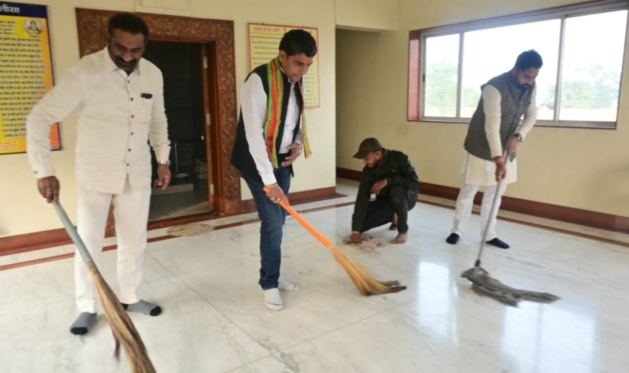 मंत्री श्री टंकराम वर्मा ने अम्लेश्वर महादेव वाटिका के मंदिर प्रांगण में झाड़ू लगाकर लोगों को सफाई का संदेश दिया