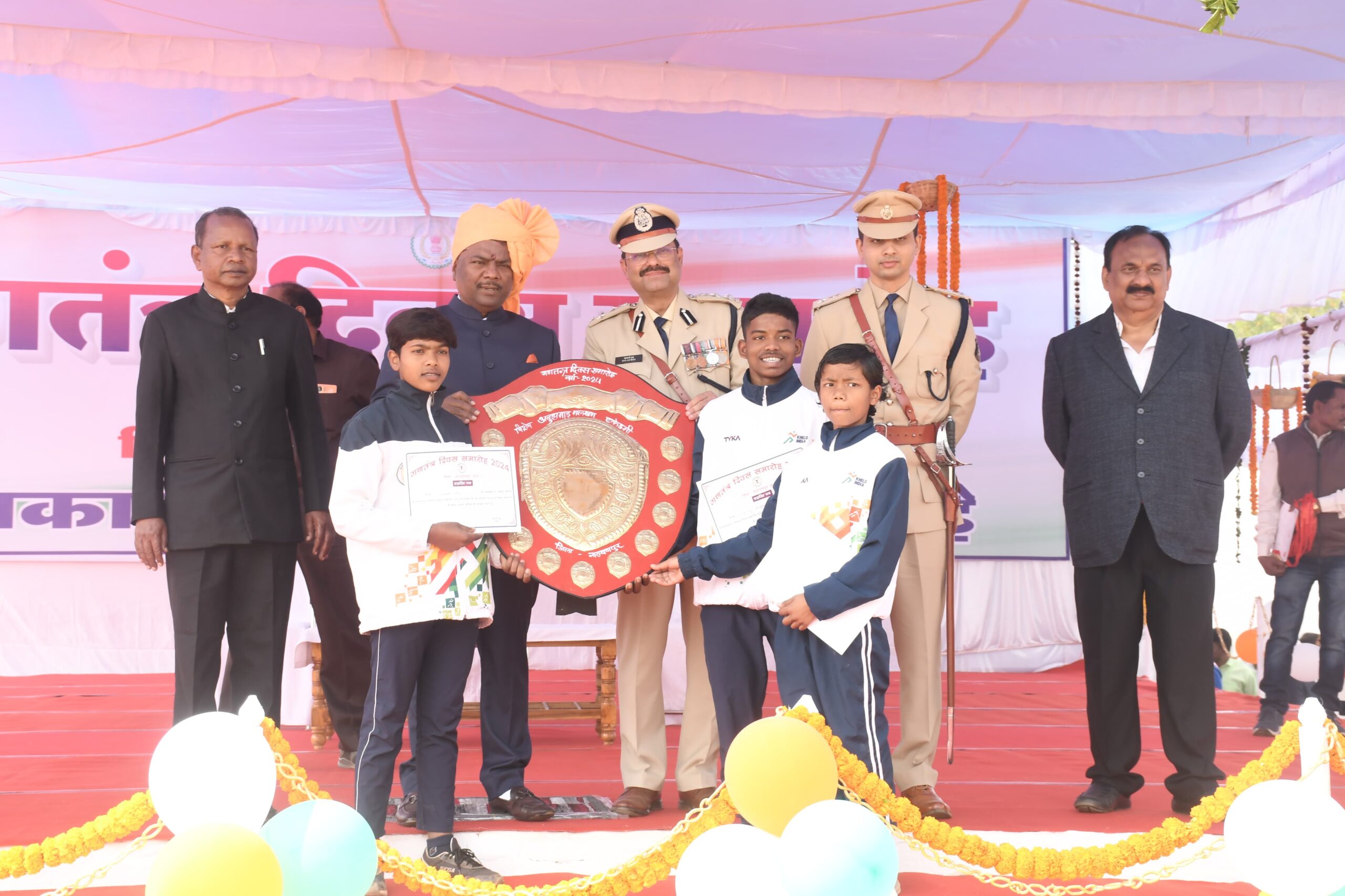 मुख्य समारोह में वन मंत्री श्री केदार कश्यप ने किया ध्वजारोहण