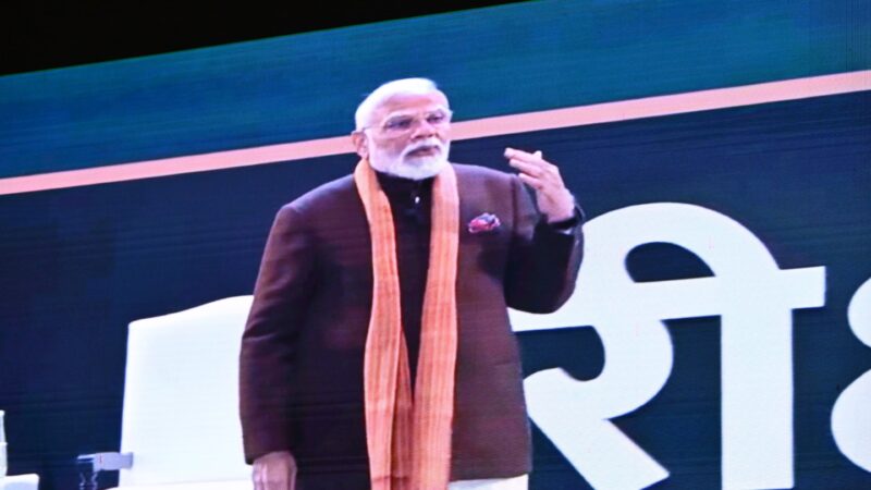 परीक्षा पे चर्चा कार्यक्रम में प्रधानमंत्री श्री नरेंद्र मोदी ने सुकमा की छात्रा उमेश्वरी को बिठाया अपने पास