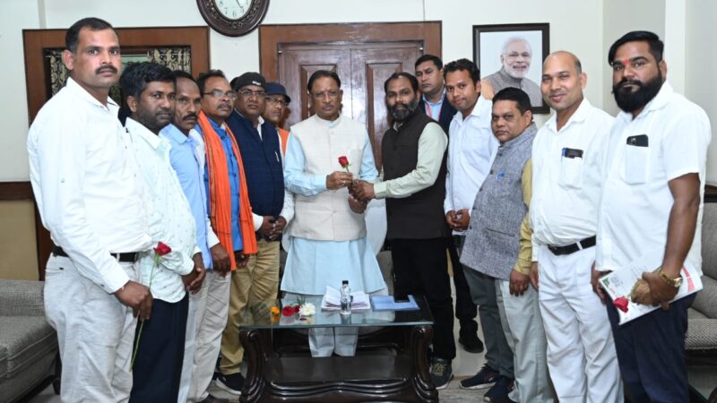 मुख्यमंत्री श्री साय से श्री गुरु गद्दी एवं सतनाम विकास समिति-पताढ़ी धाम के प्रतिनिधिमंडल ने की सौजन्य मुलाकात