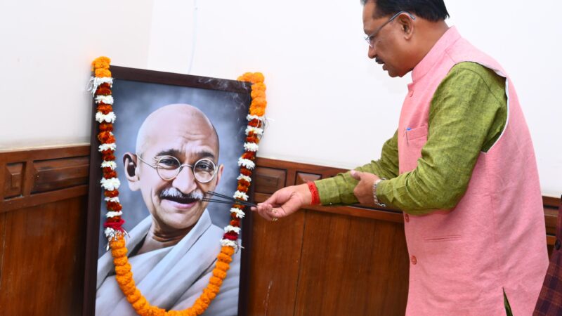 शहीद दिवस पर अमर सेनानियों को दी श्रद्धांजलि