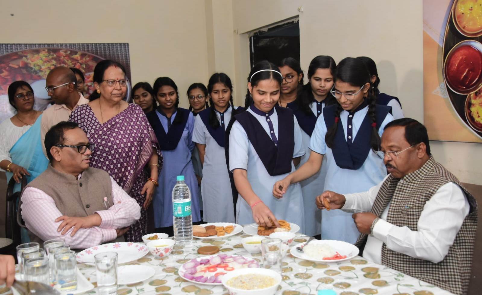 आदिम जाति मंत्री ने प्रयास आवासीय कन्या विद्यालय रायपुर का किया औचक निरीक्षण