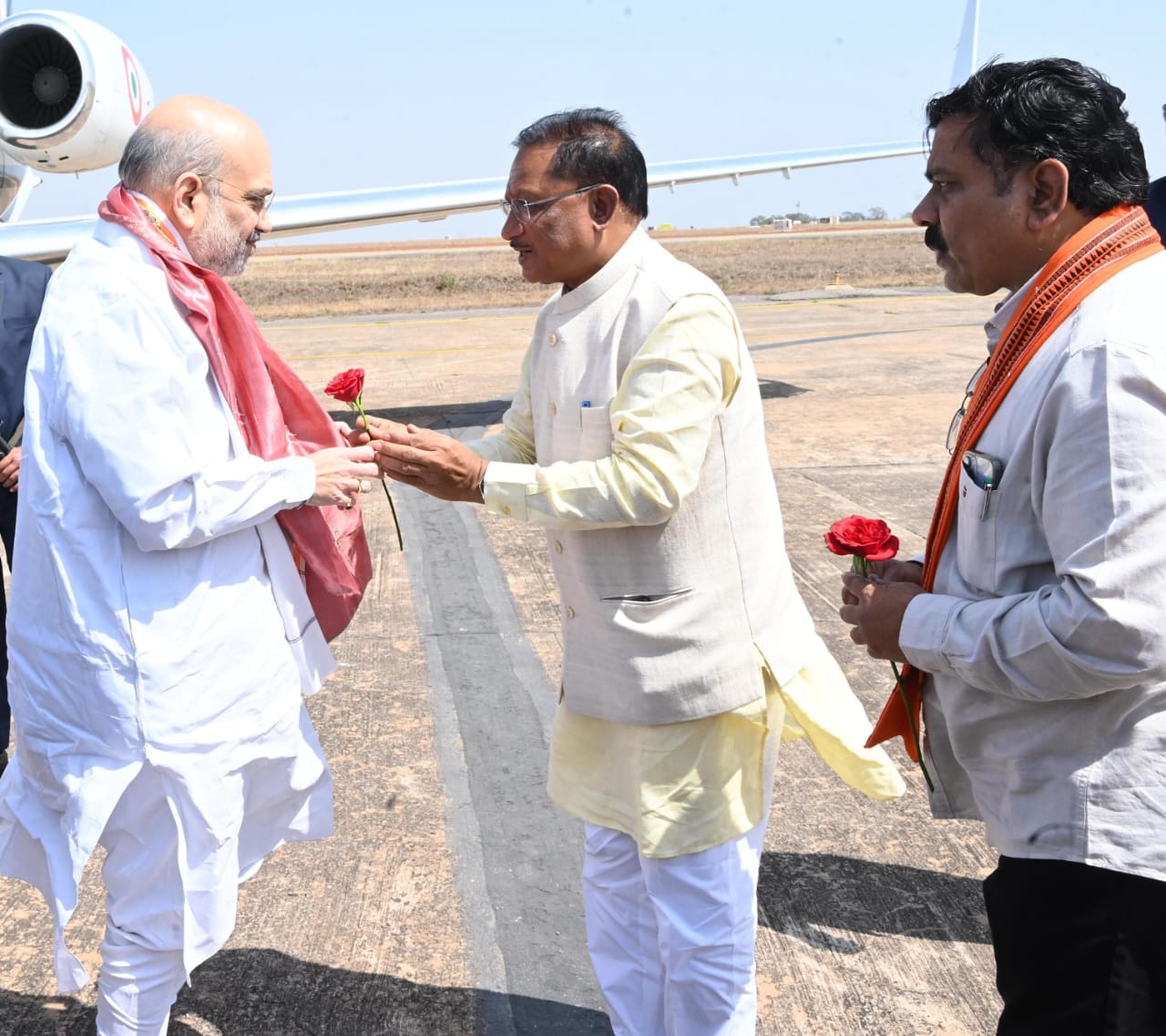 केंद्रीय गृह मंत्री श्री अमित शाह का राजधानी रायपुर के स्वामी विवेकानंद विमानतल में मुख्यमंत्री श्री विष्णुदेव साय ने आत्मीय स्वागत किया