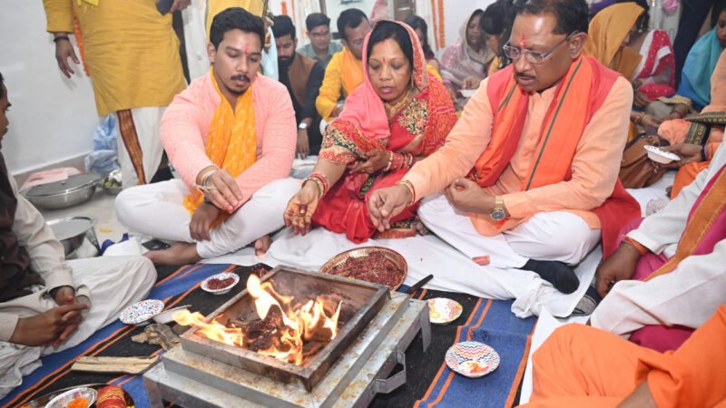 मुख्यमंत्री श्री विष्णु देव ने राजधानी रायपुर स्थित सिविल लाइन निवास में शिफ्ट होने के पूर्व की पूजा अर्चना