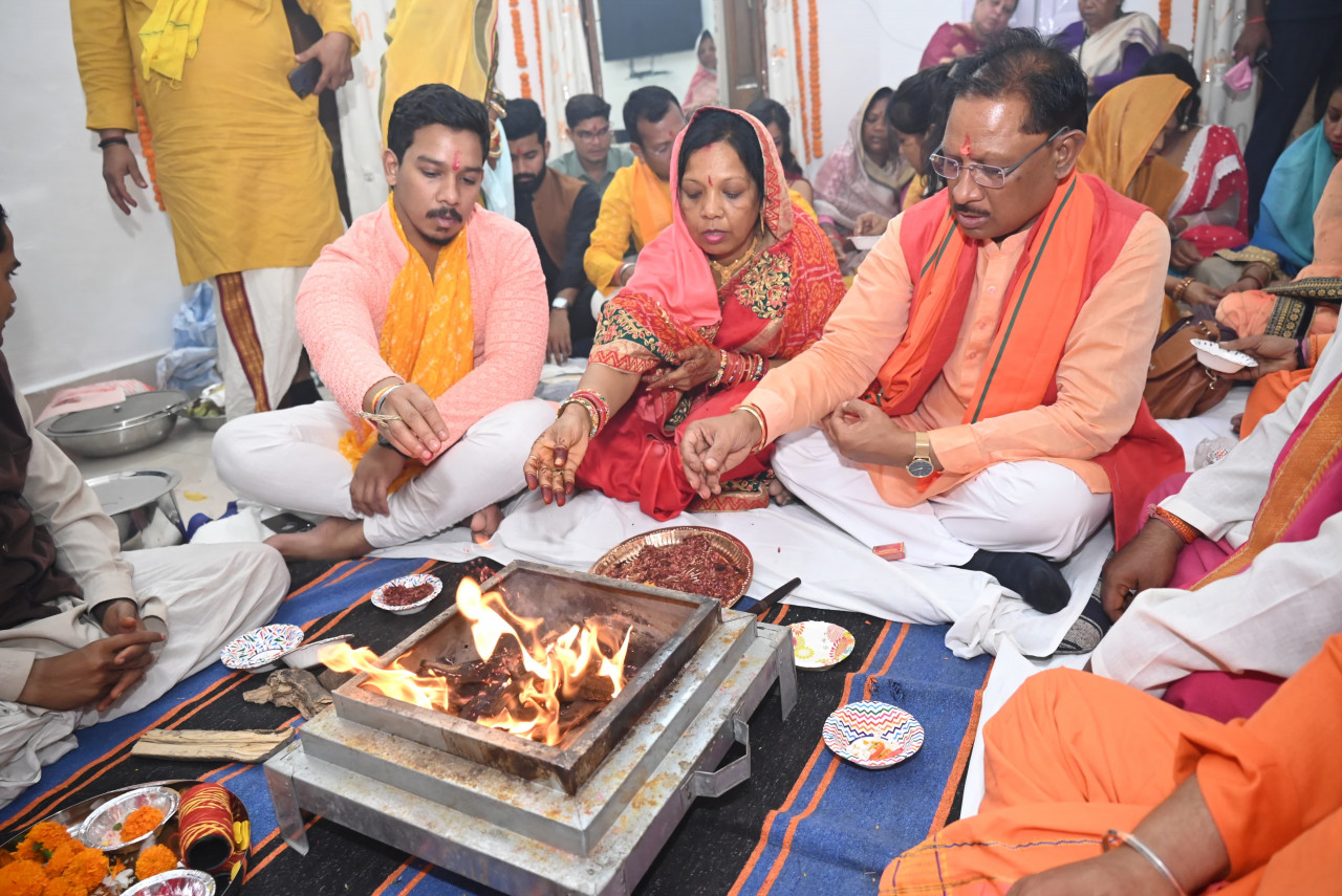 मुख्यमंत्री श्री विष्णु देव ने राजधानी रायपुर स्थित सिविल लाइन निवास में शिफ्ट होने के पूर्व की पूजा अर्चना