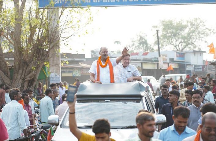 बृजमोहन अग्रवाल ने चम्पारण, नवापारा में किया रोड शो  और जनसंपर्क अभियान चलाया