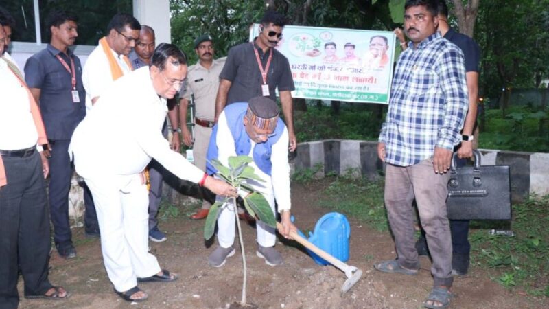 मुख्यमंत्री ने सर्किट हॉउस कसडोल में लगाया बरगद का पौधा