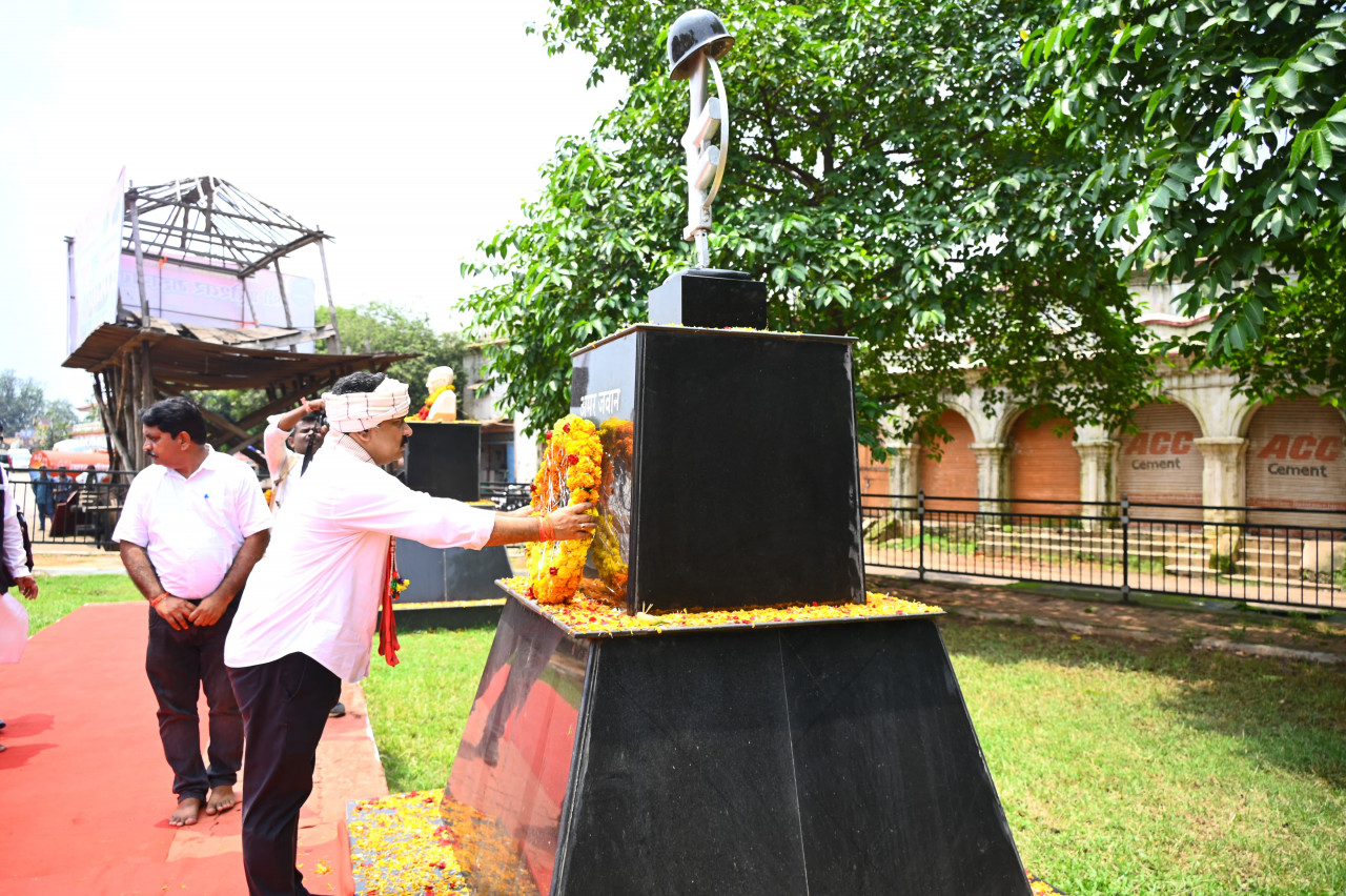 उप मुख्यमंत्री श्री विजय शर्मा ने शहीदों को किया माल्यार्पण