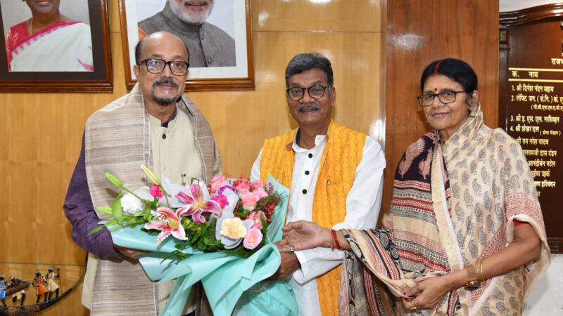 राज्यपाल श्री रमेन डेका से विधानसभा नेता प्रतिपक्ष श्री चरण दास महंत ने सौजन्य भेंट की