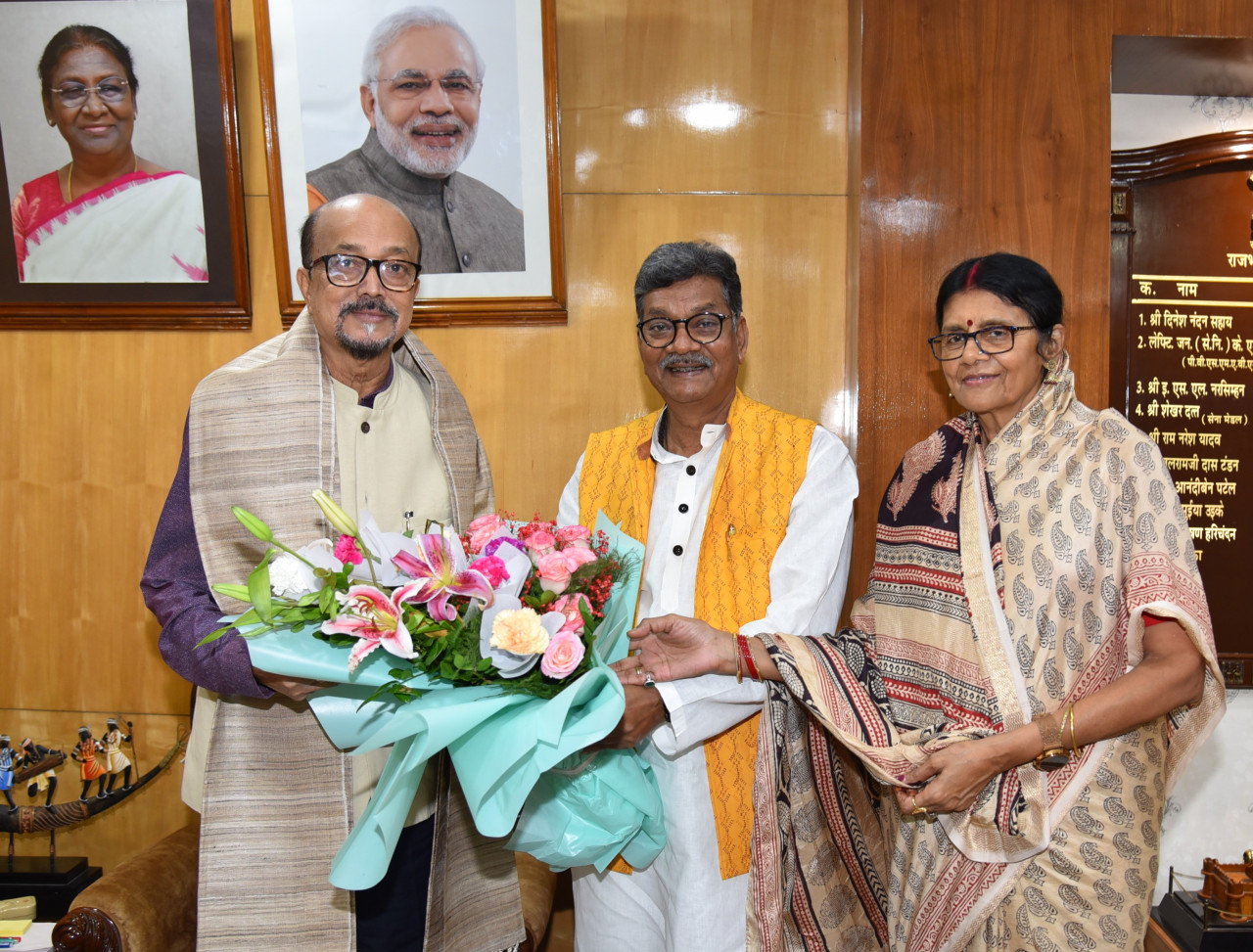 राज्यपाल श्री रमेन डेका से विधानसभा नेता प्रतिपक्ष श्री चरण दास महंत ने सौजन्य भेंट की