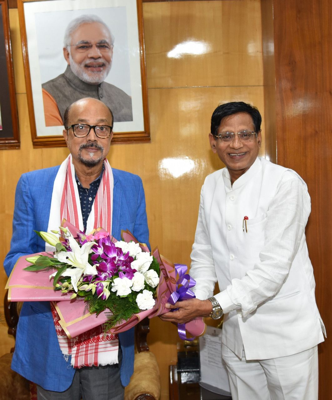 राज्यपाल श्री रमेन डेका से दीनदयाल उपाध्याय यूनिवर्सिटी के कुलपति ने भेंट की