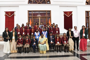 महामहिम राष्ट्रपति से सरगुजा संभाग की छात्राओं ने की सौजन्य मुलाकात, छात्राओं ने इस सुनहरे अवसर के लिए मुख्यमंत्री श्री साय एवं प्रशासन के प्रति जताया आभार