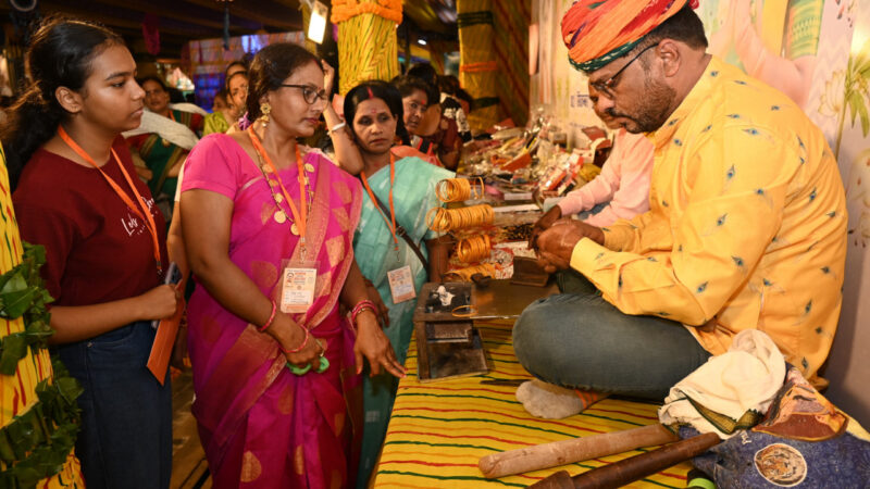 मुख्यमंत्री निवास में मुख्यमंत्री श्री विष्णु देव साय की तरफ से तीजा पोरा त्यौहार मनाने आई महिलाओं को अपने विष्णु भैया से उपहार में मिली लाख की चूड़ियां