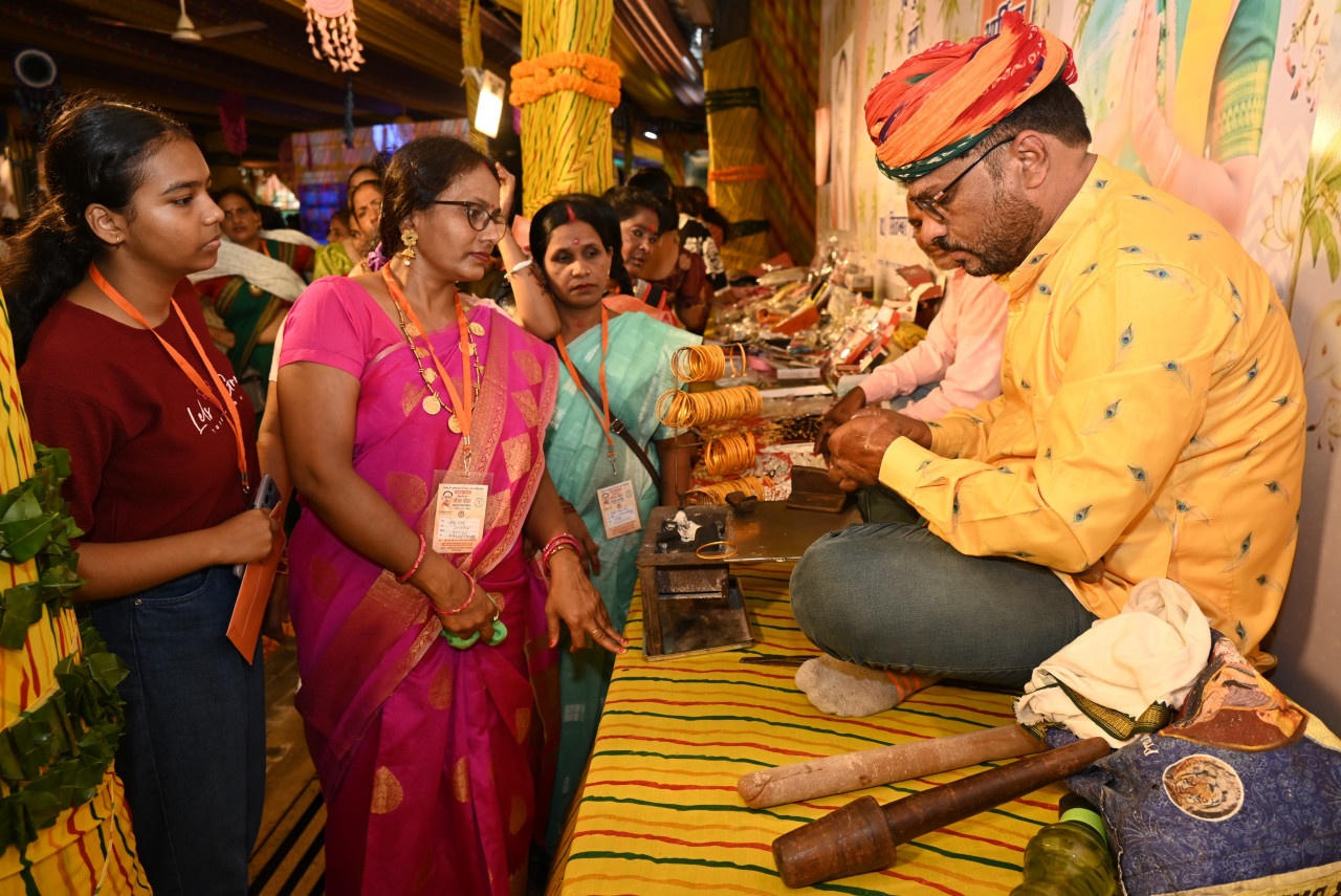 मुख्यमंत्री निवास में मुख्यमंत्री श्री विष्णु देव साय की तरफ से तीजा पोरा त्यौहार मनाने आई महिलाओं को अपने विष्णु भैया से उपहार में मिली लाख की चूड़ियां