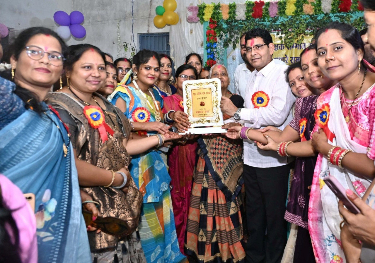 गुरु शिक्षा देकर हमारे जीवन के अंधकार को दूर कर ज्ञान का प्रकाश फैलाते है : मंत्री श्री टंक राम वर्मा