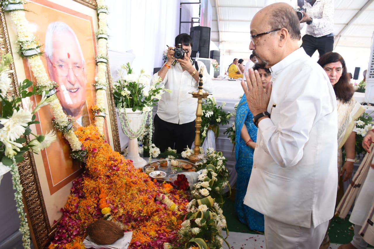 स्व. श्री श्याम पाण्डेय के तेरहवीं कार्यक्रम में शामिल हुए राज्यपाल एवं मुख्यमंत्री