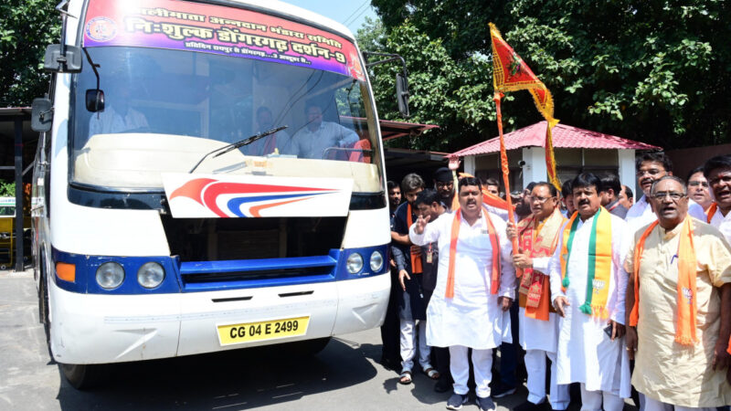 मुख्यमंत्री श्री विष्णु देव साय ने मां बम्लेश्वरी के दर्शन के लिए जा रहे श्रद्धालुओं की बस को झंडी दिखाकर किया रवाना