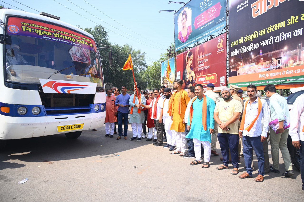 उपमुख्यमंत्री श्री विजय शर्मा ने डोंगरगढ़ मां बम्लेश्वरी के दर्शन के लिए जा रहे श्रद्धालुओं की बस को झंडी दिखाकर किया रवाना