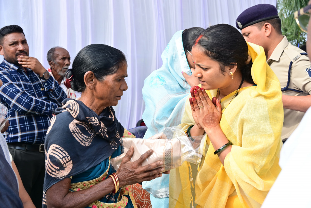 मंत्री श्रीमती लक्ष्मी राजवाड़े ने सिलफिली स्थित दसवीं बटालियन पहुंचकर शहीदों को श्रद्धांजलि दी