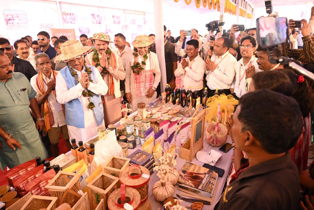 मुख्यमंत्री श्री विष्णुदेव साय ने बैठक में शामिल होने से पूर्व विभिन्न विभागीय स्टॉल्स का अवलोकन किया