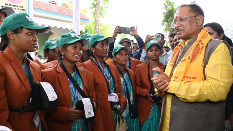  मुख्यमंत्री श्री विष्णु देव साय ने बिजली सखियों को वितरित किए बिजली किट