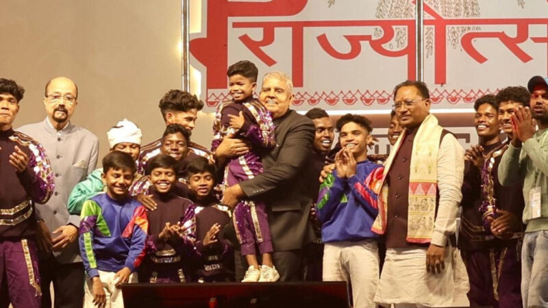 अबूझमाड़ के बच्चों के मलखंभ का अद्भुत प्रदर्शन देख इतने गदगद हुए उपराष्ट्रपति कि मंच पर वापस चढ़कर बच्चे को उठा लिया गोद में