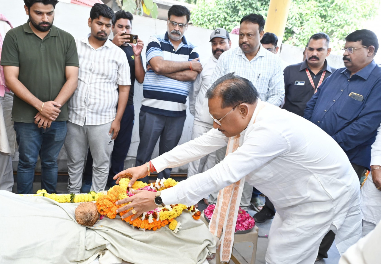 मुख्यमंत्री श्री विष्णु देव साय ने पूर्व राज्यसभा सांसद स्वर्गीय श्री गोपाल व्यास के अंतिम दर्शन में शामिल होकर दी भावभीनी श्रद्धांजलि